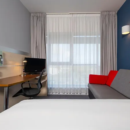 Holiday Inn Express Swindon City Centre By Ihg Exterior photo