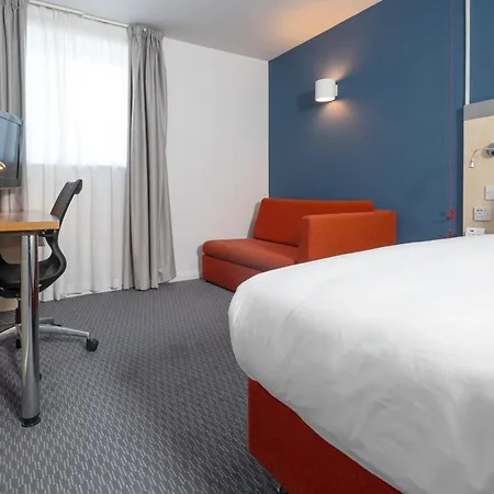 Holiday Inn Express Swindon City Centre By Ihg Exterior photo