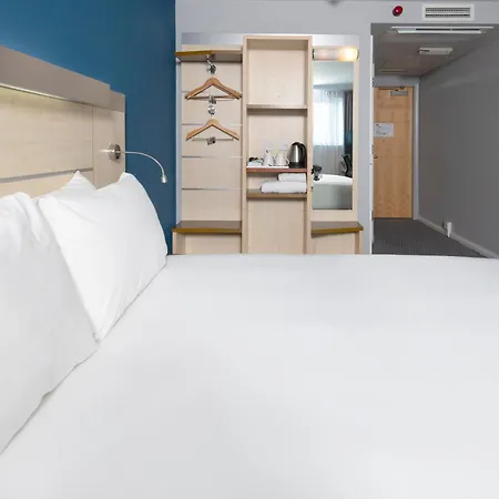 Holiday Inn Express Swindon City Centre By Ihg Exterior photo