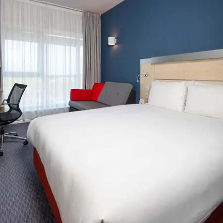Holiday Inn Express Swindon City Centre By Ihg Exterior photo