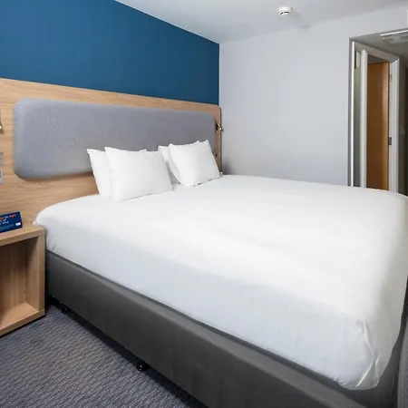 Holiday Inn Express Swindon City Centre By Ihg Exterior photo