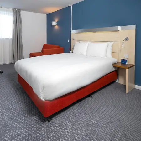 Holiday Inn Express Swindon City Centre By Ihg Exterior photo