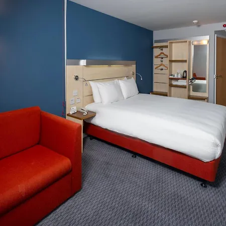 Holiday Inn Express Swindon City Centre By Ihg Exterior photo