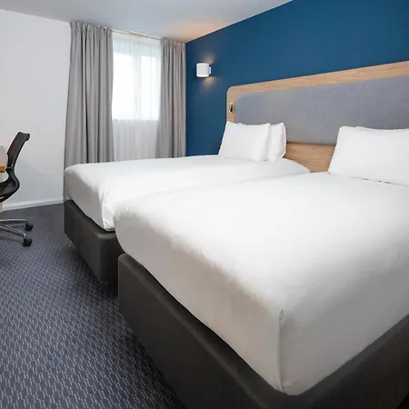 Holiday Inn Express Swindon City Centre By Ihg Exterior photo