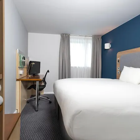 Holiday Inn Express Swindon City Centre By Ihg Exterior photo