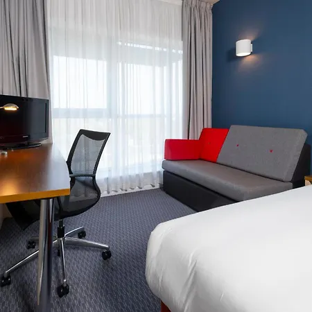Holiday Inn Express Swindon City Centre By Ihg Exterior photo