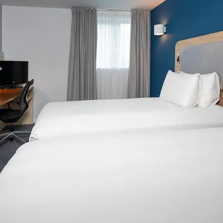 Holiday Inn Express Swindon City Centre By Ihg Exterior photo