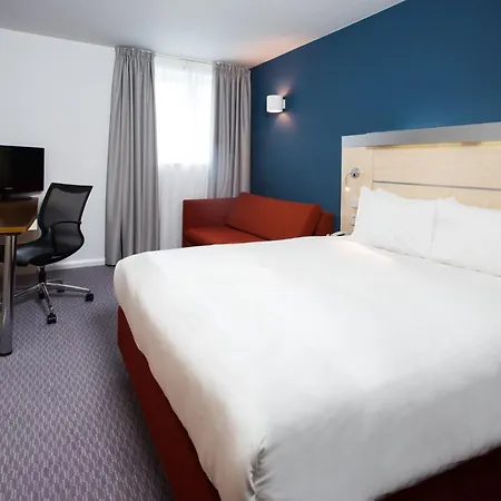 Holiday Inn Express Swindon City Centre By Ihg Exterior photo