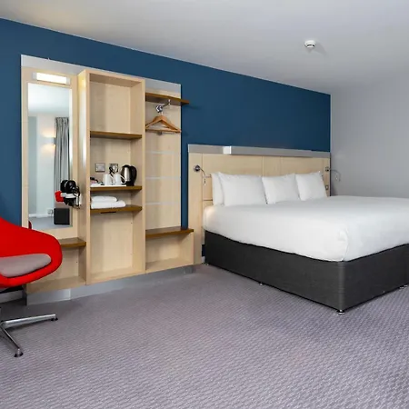 Holiday Inn Express Swindon City Centre By Ihg Exterior photo