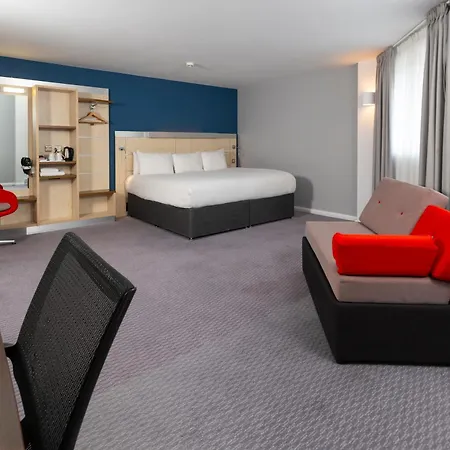 Holiday Inn Express Swindon City Centre By Ihg Exterior photo