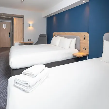 Holiday Inn Express Swindon City Centre By Ihg Exterior photo