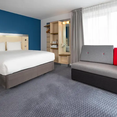 Holiday Inn Express Swindon City Centre By Ihg Exterior photo