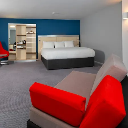 Holiday Inn Express Swindon City Centre By Ihg Exterior photo